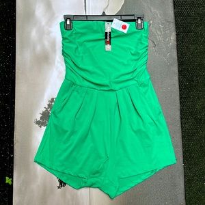 Cute green romper with 2 sides pocket